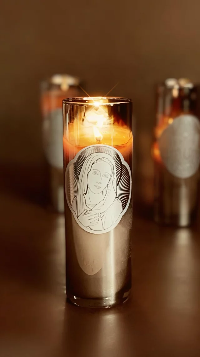 Aktivierung des Portals mit BE BLESSED
 
Um am 11. November um 11:11 Uhr das Portal zu aktivieren, braucht das Universum deine volle Aufmerksamkeit. 

Halte inne und entzünde BE BLESSED. 

Fokussiere dich auf die Hände Maria`s. Indem du deine Hände auch auf dein Herz legst, kannst du dein Kronenchakra öffnen. 

Erkläre dabei deine Bereitschaft, deinen wahren Lebenszweck anzunehmen.

Achte auf Synchronizitäten, Emotionen und Einsichten, die dir begegnen. 

Die einströmenden Informationen der folgenden Tage unterstützen dich, Klarheit über deine Lebensaufgabe zu erlangen.
 
Mit einem offenen Herzen bist du in der Lage, die Codes des Erwachens zu empfangen!
 
Gebe „1111“ ein, wenn du bereit bist!
 
Atme das Licht des Segens – Deine Mel
.
.
.
#beblessed #beblessedcandle #divinemothercandle #mothermarycandle #muttermaria #divinefeminine #kronenchakra #amazinggrace #manifest #manifestieren #highervibration #kundalinienergy #kundalini #1111 #1111portal #1111awakening #portal #numerologie #lebensaufgabe #synchronizitäten #mission #awakening #raiseyourvibration#energycandle #duftkerzen #scentedcandles #melweisweiler #auracology #highenergized #breathethelight