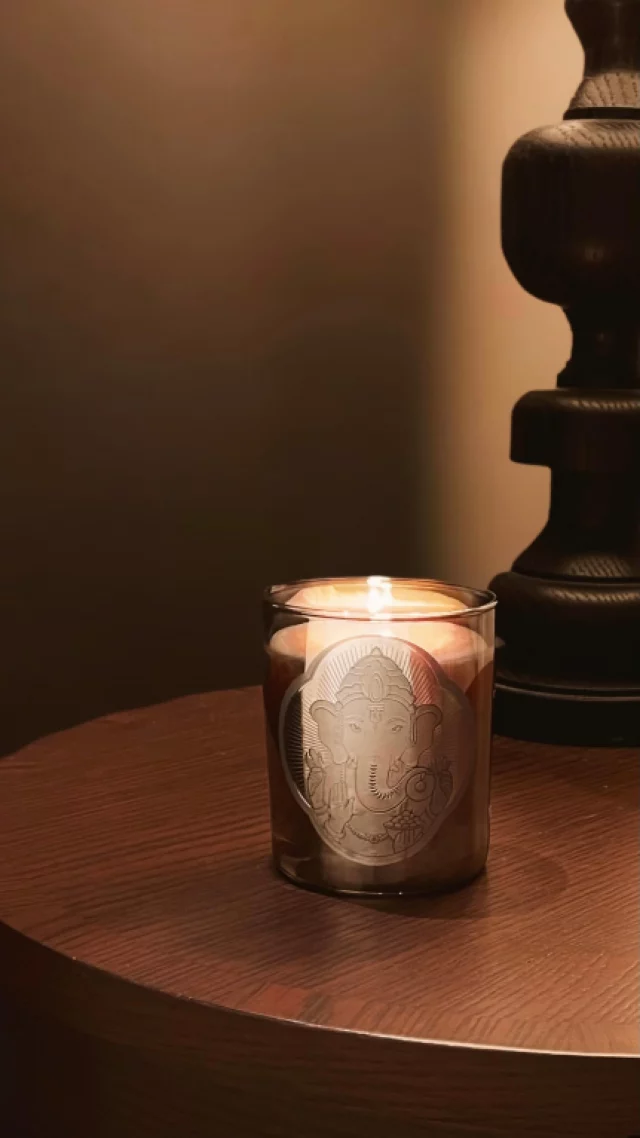 Du hast vielleicht einen Adventskalender… ansonsten visualisiere nun an den 24 vorweihnachtlichen Tagen morgens, wie du mit jedem Türchen den Zugang zu deinem Herzen öffnest. 
 
———————————————————
✨✨✨✨✨✨✨✨✨✨✨✨

ANANDA ANRUFUNG

Ich (nenne hier deinen Namen), bitte die Schöpferquelle der Glückseligkeit oder Lord Ganesha, jetzt alles von mir zu nehmen, was mich hindert, in mir selber, in meinem Herzen, anzukommen.

Danke. Danke. Danke. 
 
✨✨✨✨✨✨✨✨✨✨✨✨
———————————————————

Nimm dir bis Weihnachten nach dem Aufwachen täglich die Zeit und vertraue darauf. 

Wenn du deine Bitte oder Anrufung wirklich mit ganzem Herzen willst, wird ein neuer Status der inneren Ruhe und Zufriedenheit in dir geboren.
 
In Liebe – Deine Mel
 
Atme das Licht auf www.melweisweiler.com und folge @melweisweiler für mehr Inspiration auf Deiner Reise zurück zu Dir.
.
.
.
#advent #ananda #ganeshacandle #lordganesha #ankommen #glückseligkeit #gebet #transformation #ritual #meditation #innereruhe #zufriedenheit #herzöffnung #heilfrequenzen #ritualkerzen #healing #healingcandles #energycandles #auracleansing #mentalhealth #weihnachtsgeschenke #xmasgift #holidaygift #gift #homedecor #homedecoration #scentedcandles #melweisweiler #auracology #highenergized image @rwschlossfuschl